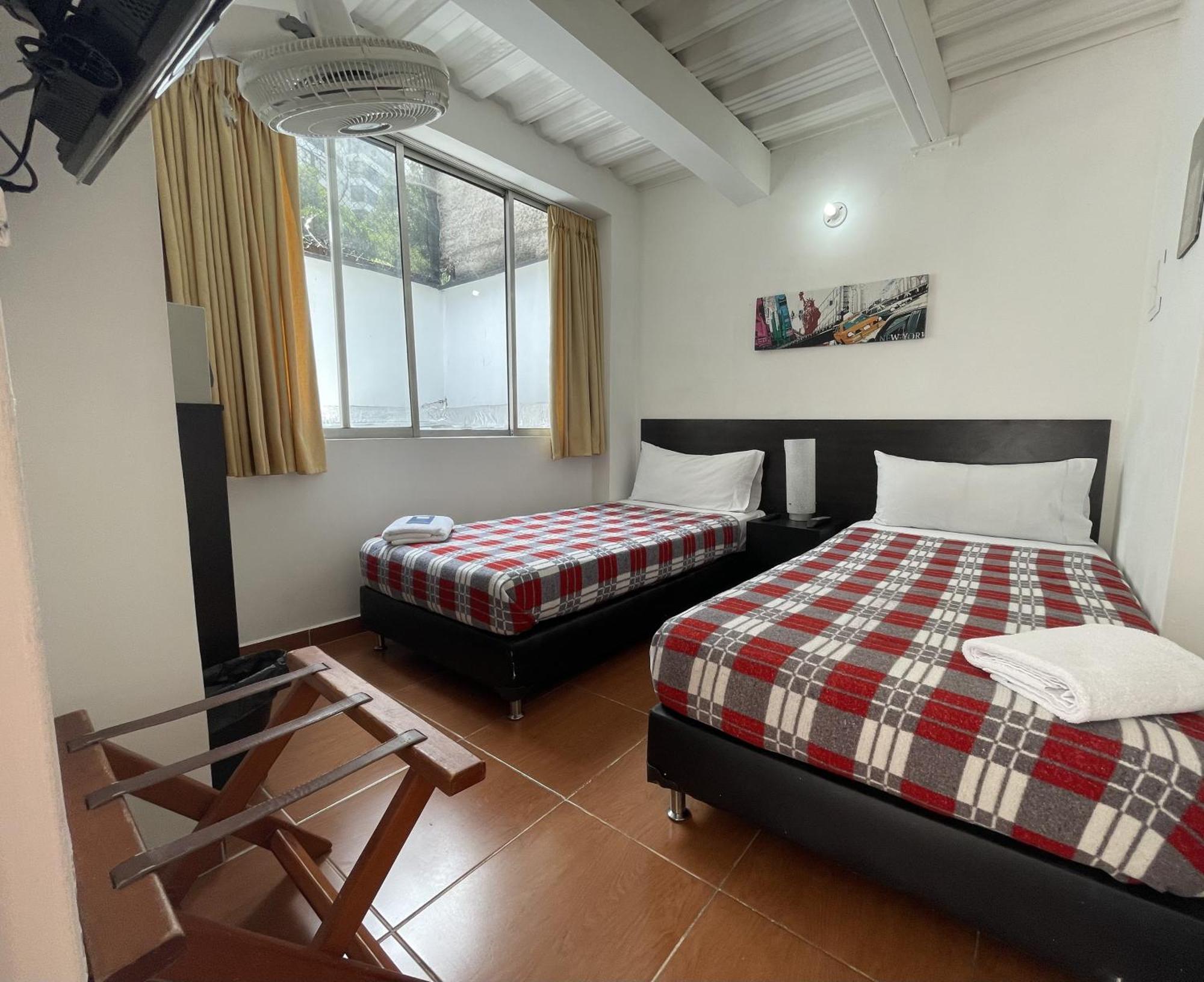 Hostal Lleras Calle 8 Медельїн Екстер'єр фото