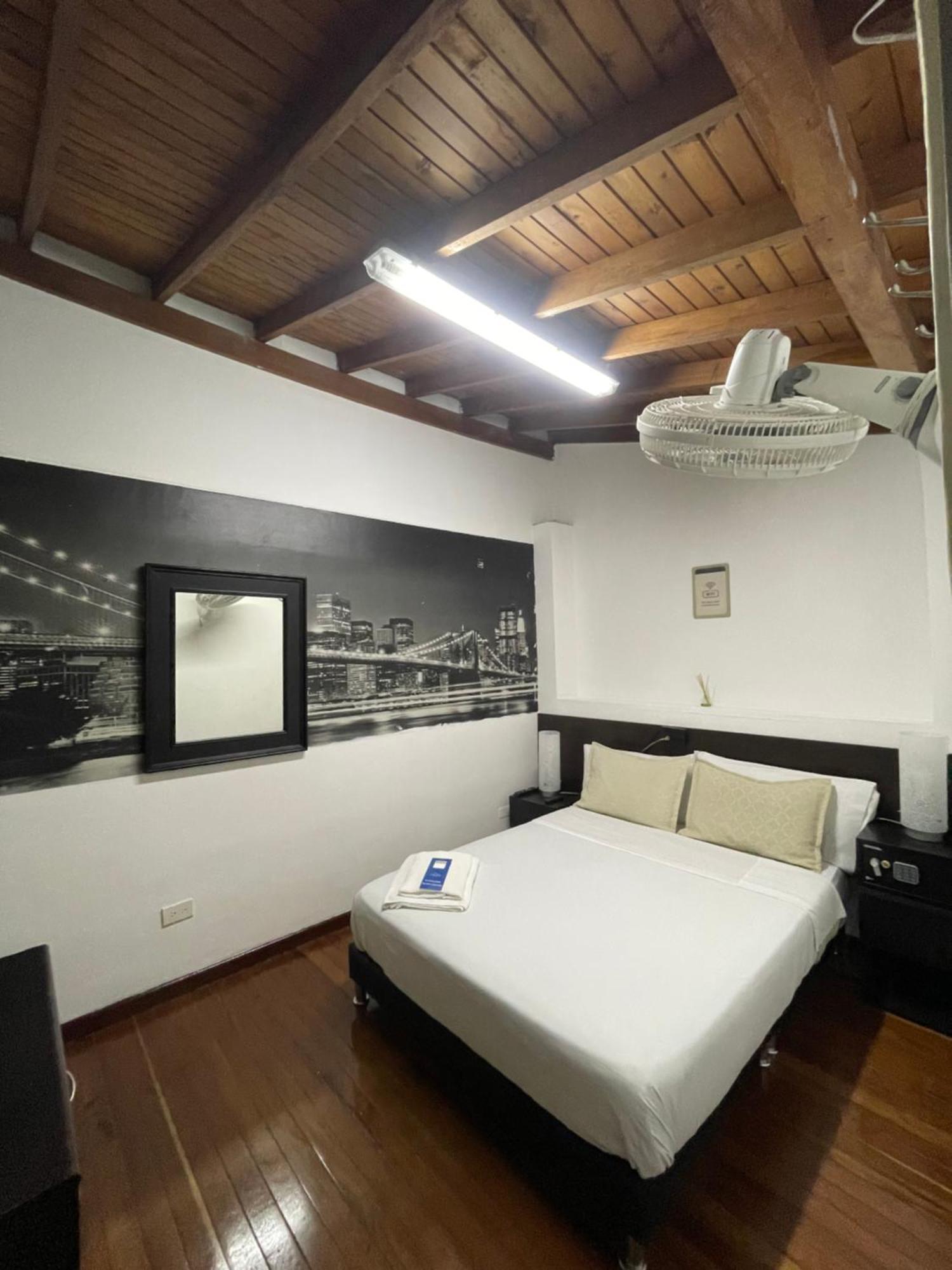Hostal Lleras Calle 8 Медельїн Екстер'єр фото