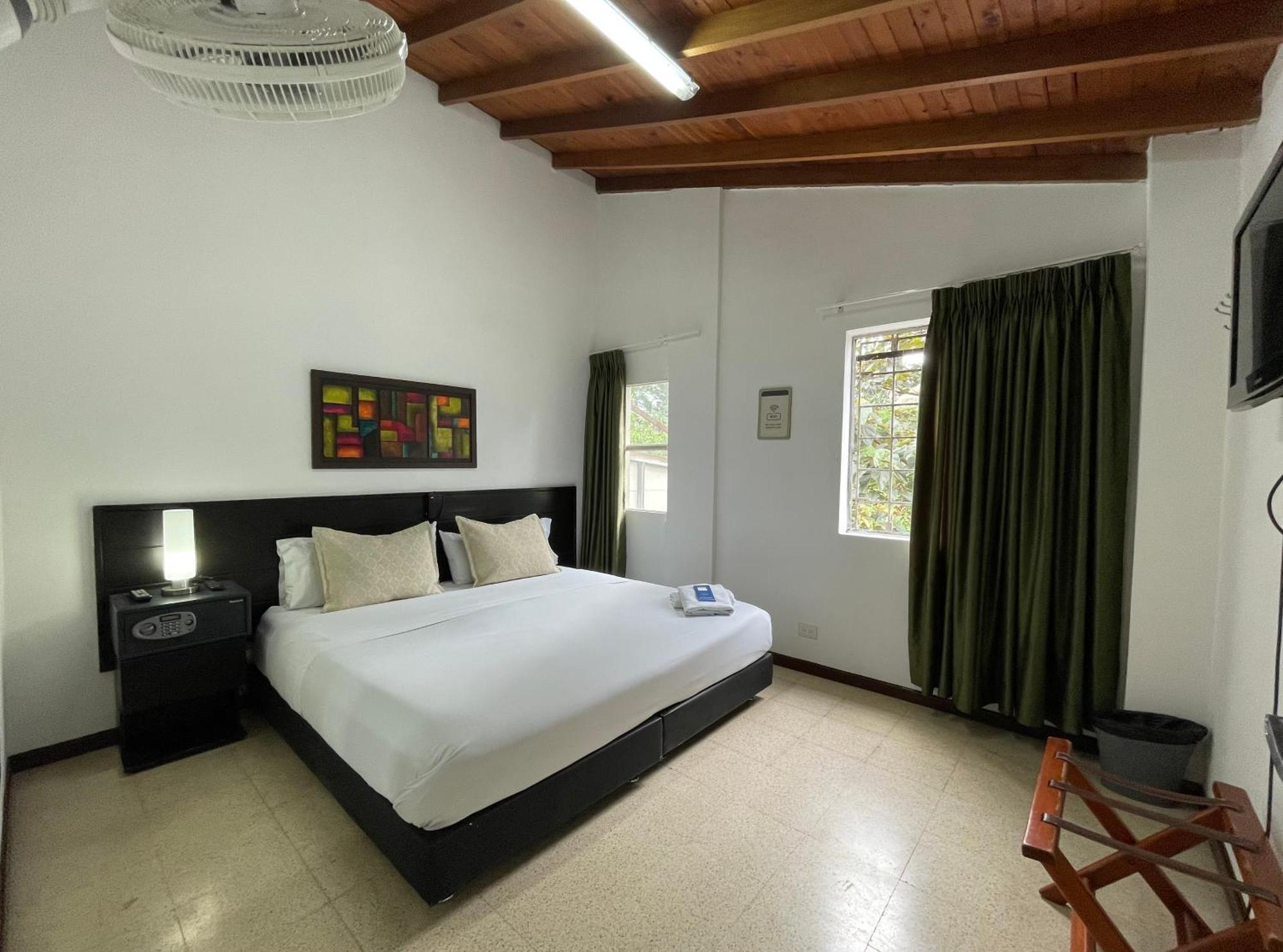 Hostal Lleras Calle 8 Медельїн Екстер'єр фото