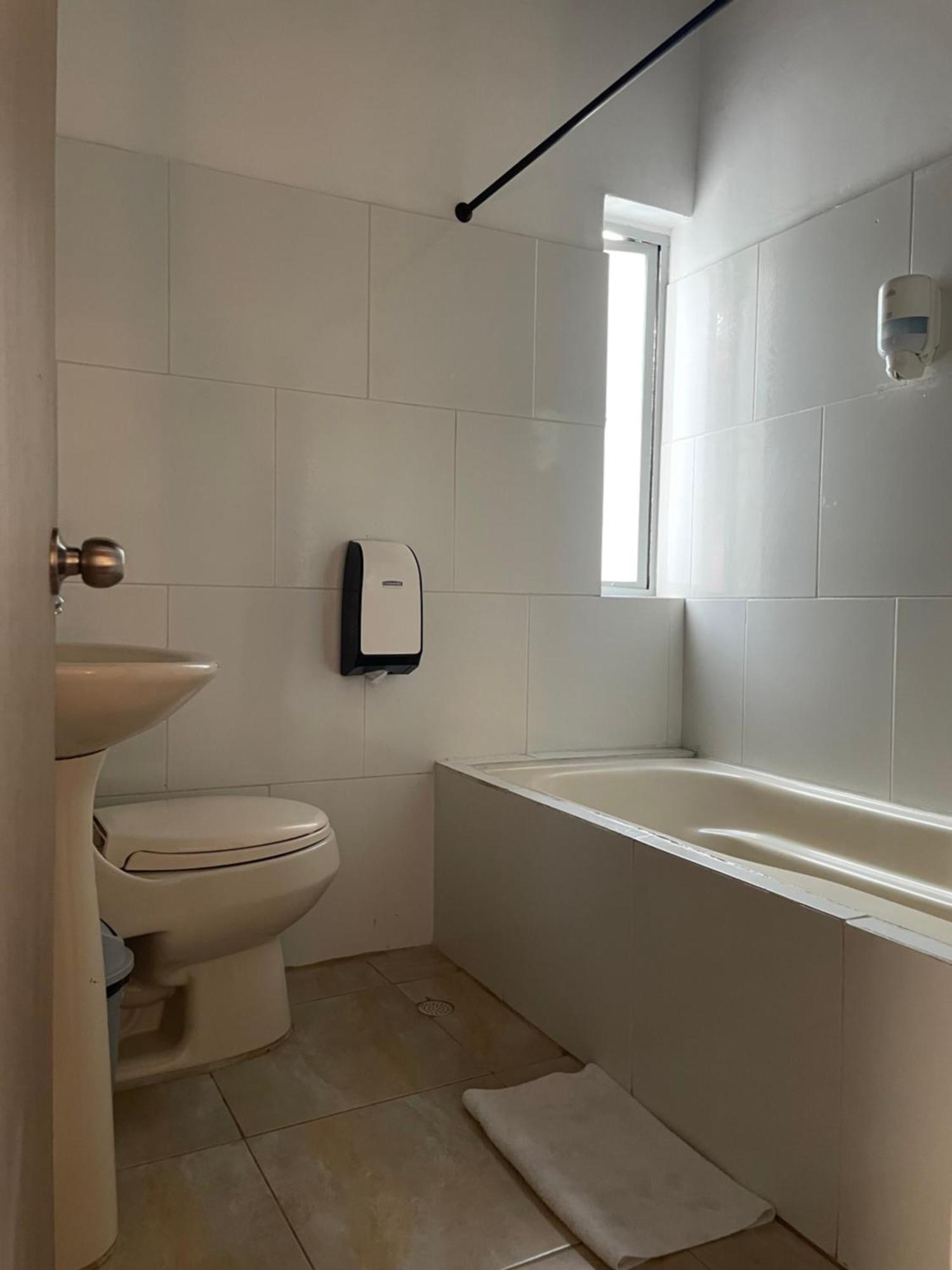 Hostal Lleras Calle 8 Медельїн Екстер'єр фото