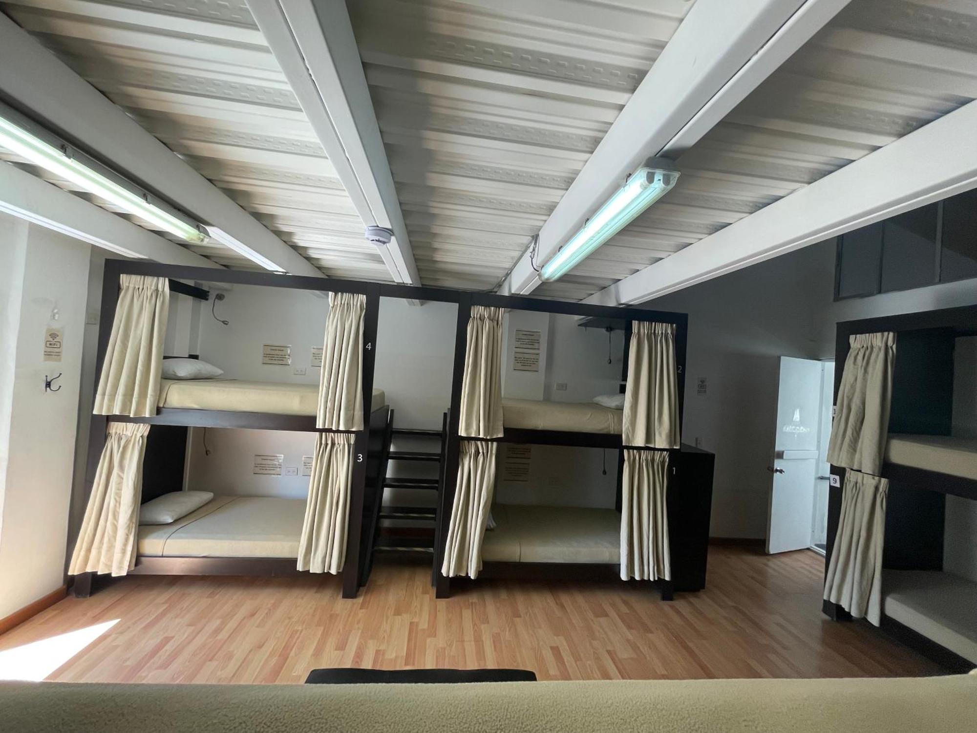 Hostal Lleras Calle 8 Медельїн Екстер'єр фото
